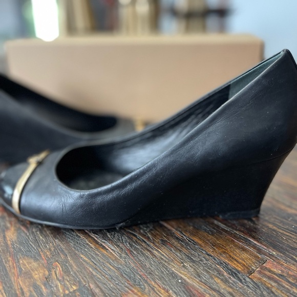 Tory Burch Elegant Black Wedge Shoes - Picture 3 of 6